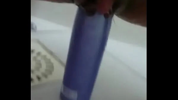 Verse Stuffing the shampoo into the pussy and the growing clitoris warme clips
