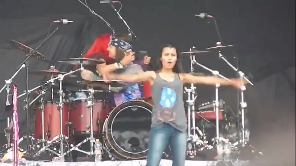 Taze Girl mostrando peitões no Monster of Rock 2015 sıcak Klipler