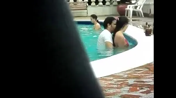 Young naughty little bitch wife fucking in the pool Klip hangat yang segar