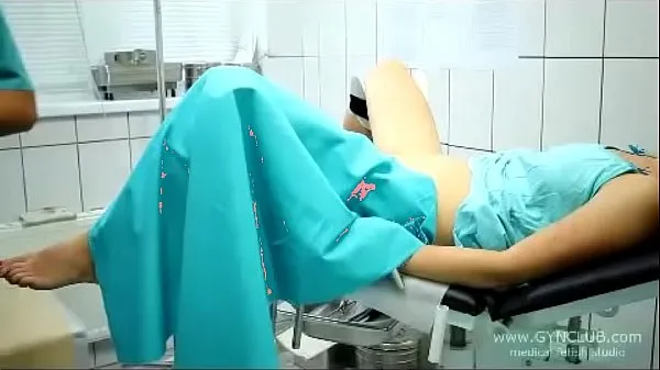 Friske beautiful girl on a gynecological chair (33 varme klipp