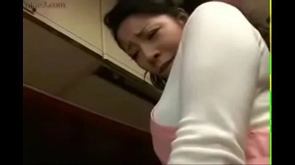 Friske Japanese Wife and Young Boy in Kitchen Fun varme klipp