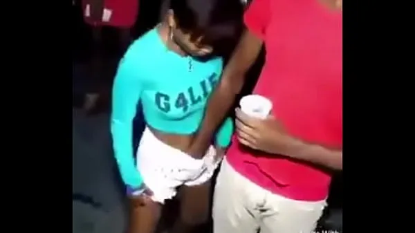 Taze Girl groped at party sıcak Klipler