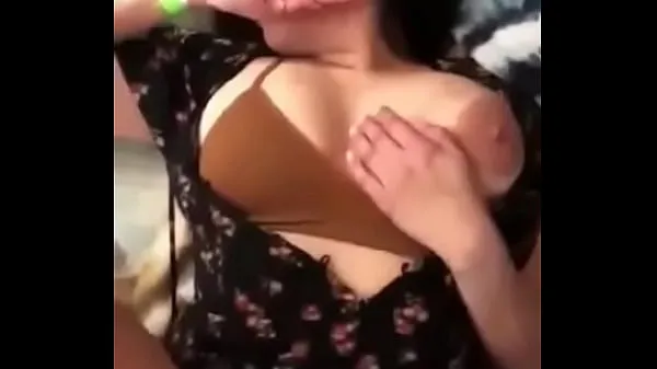 Friske teen girl get fucked hard by her boyfriend and screams from pleasure varme klip
