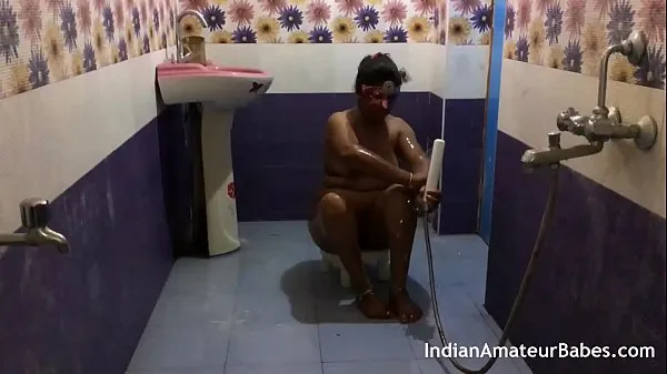 Färska Indian wife fuck with friend absence of her husband in shower varma klipp