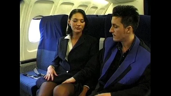 Färska Brunette beauty wearing stewardess uniform gets fucked on a plane varma klipp