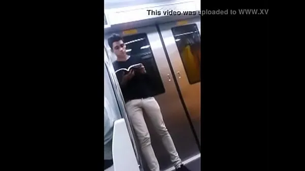 Friske Hung guy in metro varme klipp