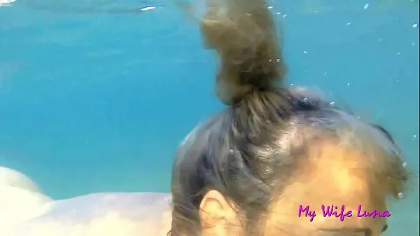 This Italian MILF wants cock at the beach in front of everyone and she sucks and gets fucked while underwater Klip hangat segar