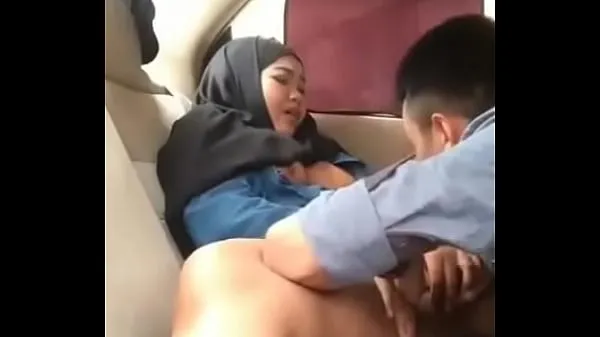 Friske Hijab girl in car with boyfriend varme klip