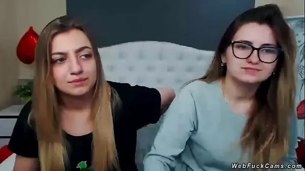 Φρέσκα Two brunette amateur teen lesbian hotties stripping and tying in bed then licking in their private live webcam show on homemade footage ζεστά κλιπ