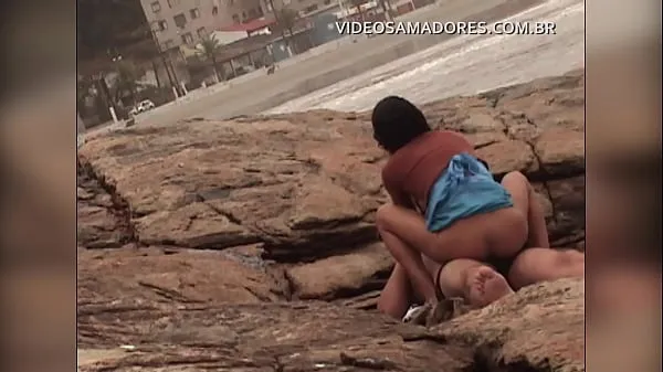 Busted video shows man fucking mulatto girl on urbanized beach of Brazil clipes quentes e frescos