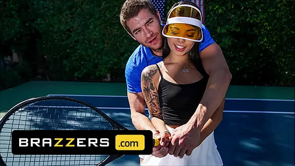 Xander Corvus) Massages (Gina Valentinas) Foot To Ease Her Pain They End Up Fucking - Brazzers Klip hangat segar