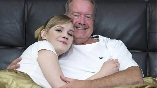 Friske Sexy blonde bends over to get fucked by grandpa big cock varme klipp