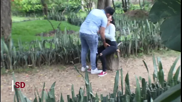 SPYING ON A COUPLE IN THE PUBLIC PARK Clip ấm áp mới mẻ