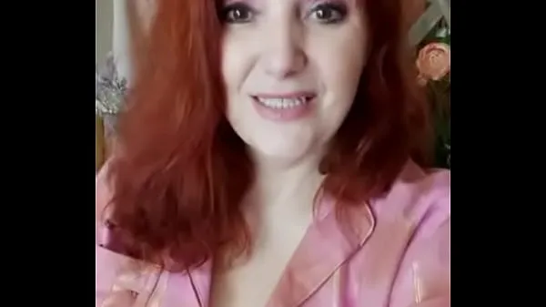 Φρέσκα Redhead in shirt shows her breasts ζεστά κλιπ