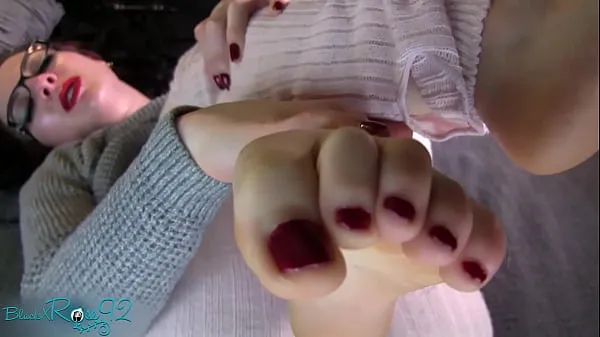 Friske GF Wants Foot Play During Sex foot fetish virtual sex wife experience barefoot pedicure housewife varme klip