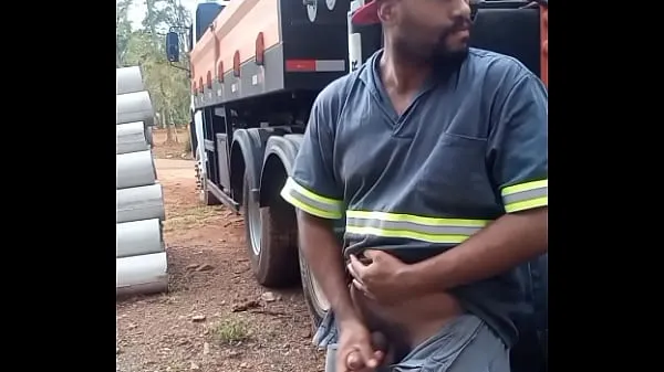 Färska Worker Masturbating on Construction Site Hidden Behind the Company Truck varma klipp